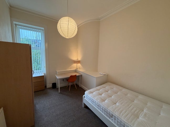 Bright Room Close to Train Station Main Photo