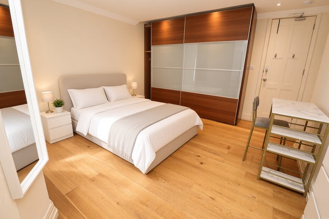 Stunning Modern Flat! Steps from Central London Main Photo