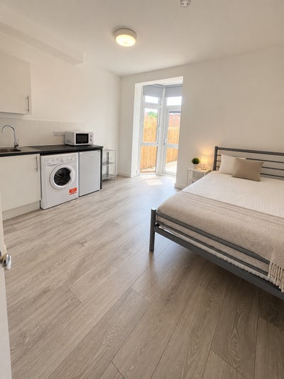 Self-Contained Studio with fee parking and garden Main Photo