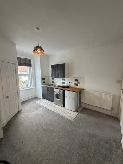 Studio Apartment Queens Park Main Photo