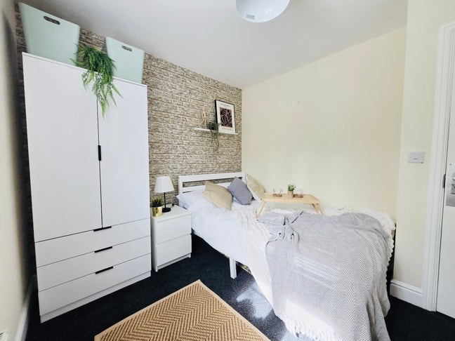 New Stylish City Centre Double Available Main Photo