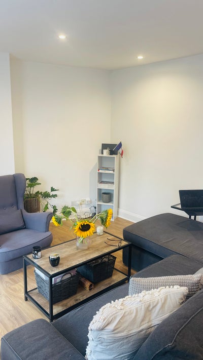 Spacious room available in GREAT location Main Photo
