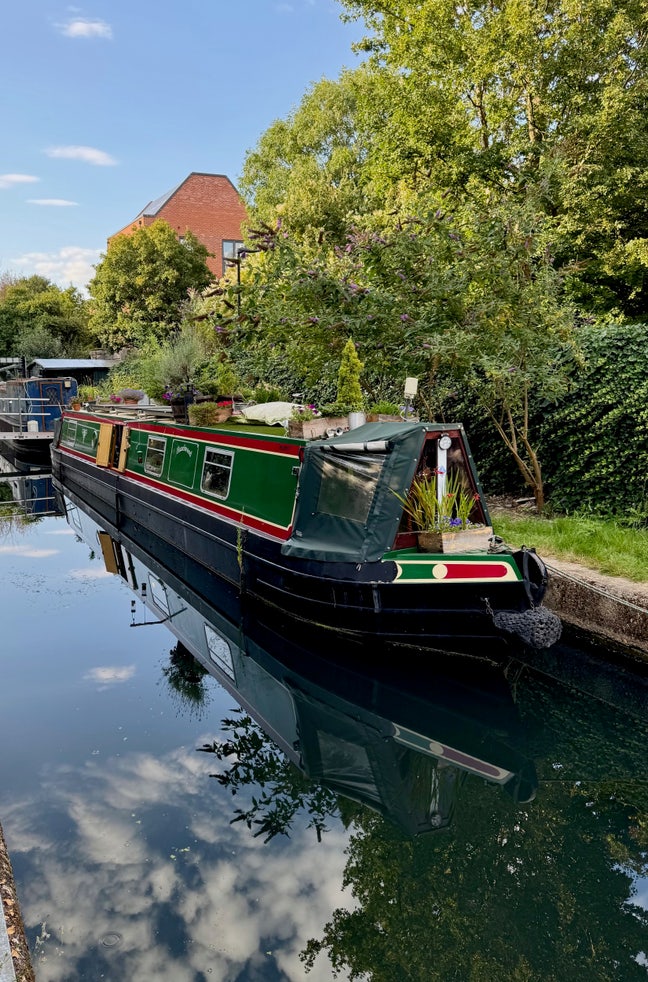 1 bed narrowboat in private West London marina Main Photo