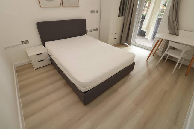 New Modern 3Beds Flat -E12- Nearby Elisabeth Line Main Photo