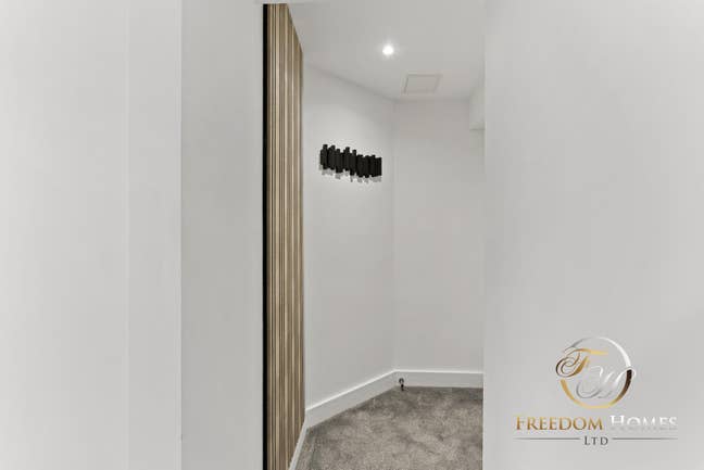 Luxury  Studio With Parking On Burton Rd ⭐ Main Photo