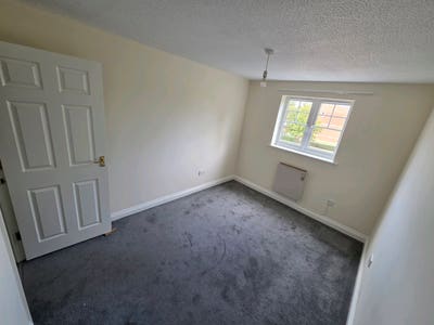 ​Spacious Double Room Near Aldi and Gym Group.  Main Photo