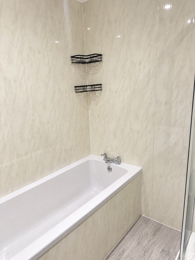 Spacious luxury rooms in a quiet neighbourhood  Main Photo