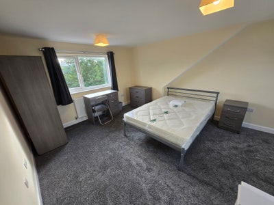 4 Bedroomed student house share. Main Photo