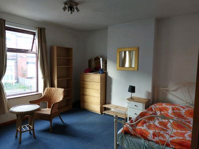 Very large room in shared student house Main Photo