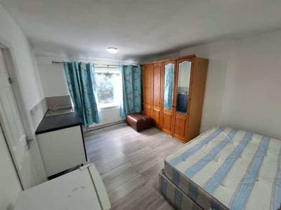  Newly Decorated Double Studio Flat – NW2  Main Photo