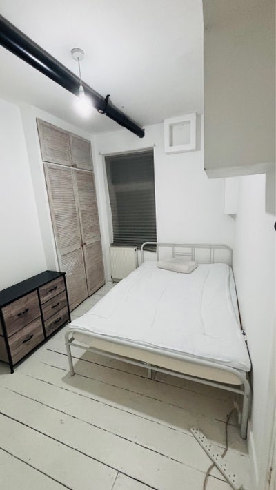 Bright & quiet double room overlooking allotments Main Photo