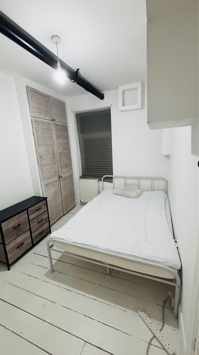 Bright & quiet double room overlooking allotments Main Photo