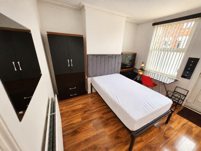 Student Only Double Room - Triangle/Town Main Photo