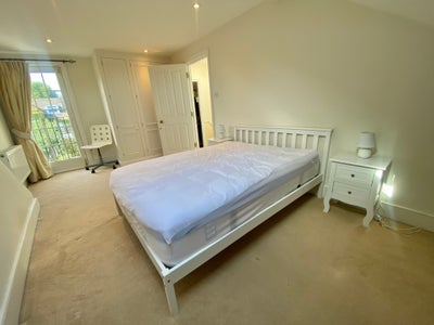 A well presented. spacious, bright double bedroom  Main Photo