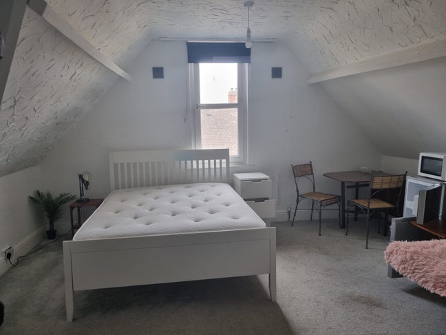 Extra large attic room Main Photo