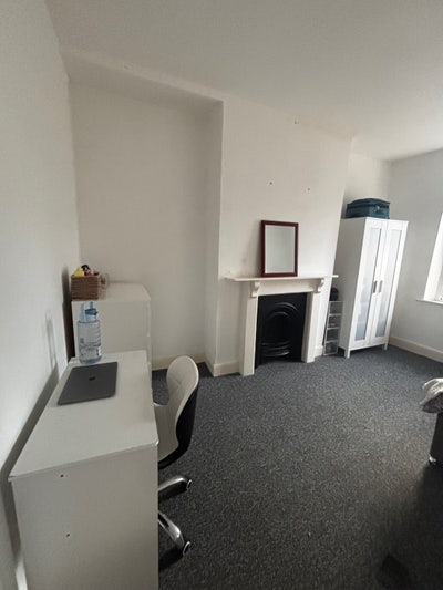Spacious Student Room  Main Photo