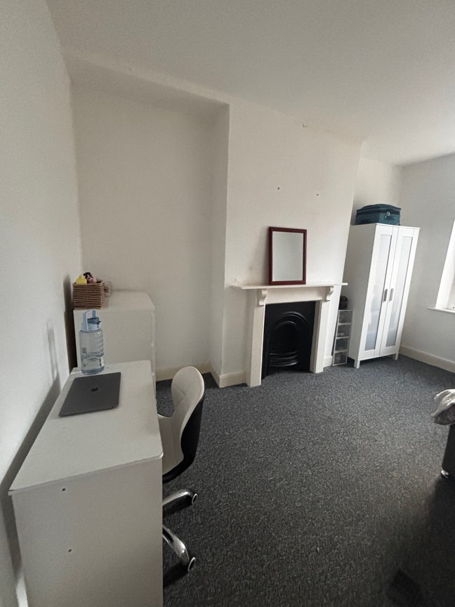Spacious Student Room  Main Photo