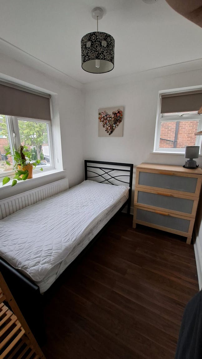 Single room in female house. Short term let Main Photo
