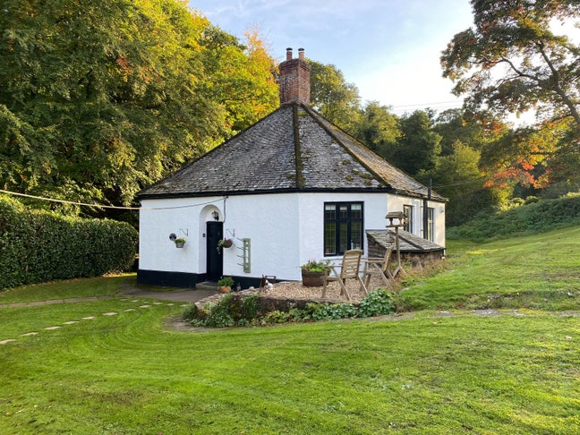 Double en-suite rooms in beautiful rural cottage  Main Photo