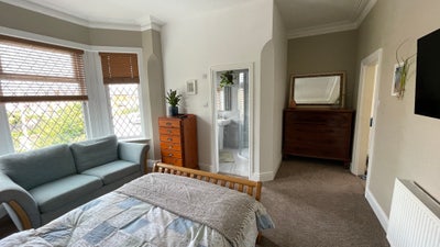 Large Double Bedroom + En-suite available Main Photo
