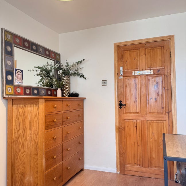 Single room with desk and storage  Main Photo