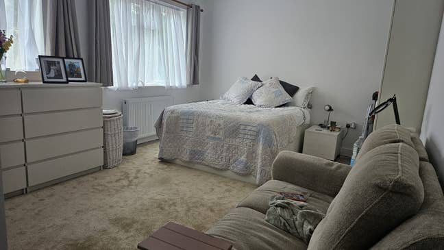 Huge room, private bathroom, shared kitchen. Main Photo