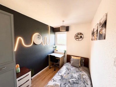2 Large Dbl Rooms,  2 Baths Cleaner All Bills Inc Main Photo