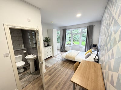 Stunning Luxury En-Suite Room with Tv  Main Photo