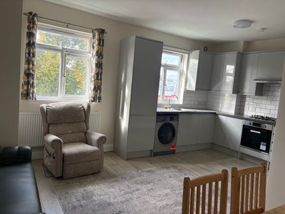 1 bed flat Hayes Town Main Photo