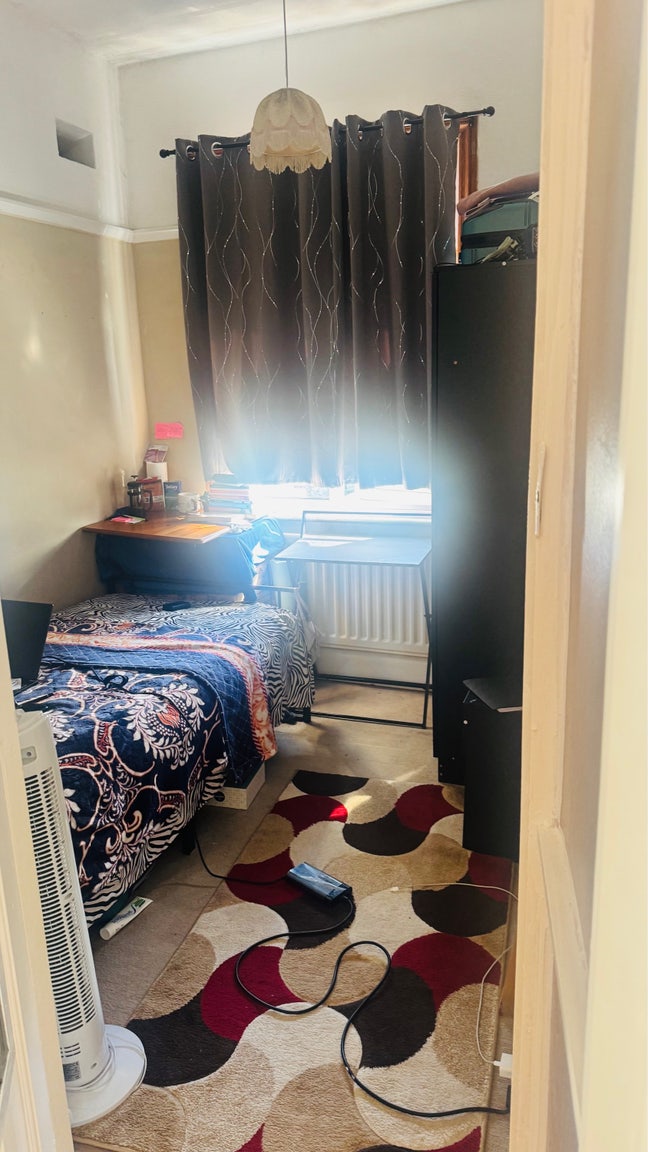 Single bedroom in a 3 Beds house  Main Photo