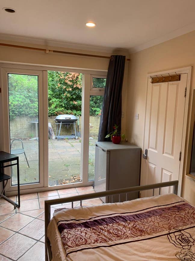 ACTON W3 -medium size room direct access to garden Main Photo