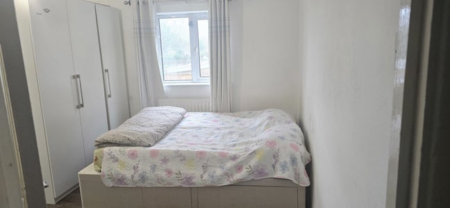 A clean and comfortable en-suite double room  Main Photo