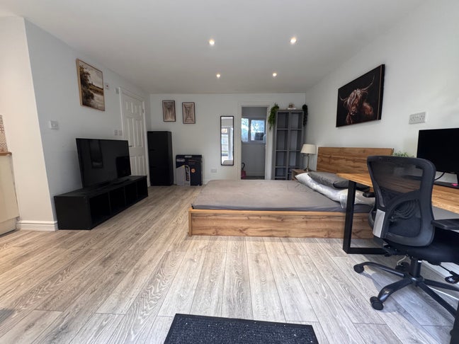 Spacious Self-Contained Garden Room to Rent Main Photo
