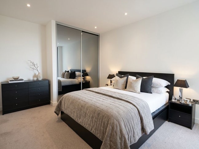 En suite double room in a 2 bed 2 bath flat Main Photo