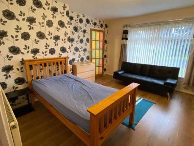 Rooms – BS34, for Female Student or Professional Main Photo