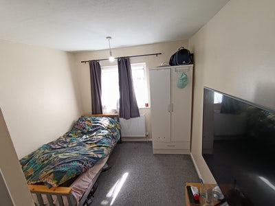 1 decent size room  Main Photo