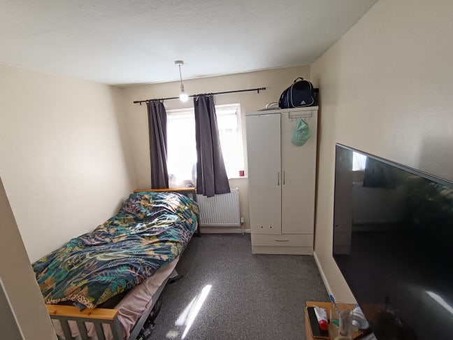 1 decent size room  Main Photo