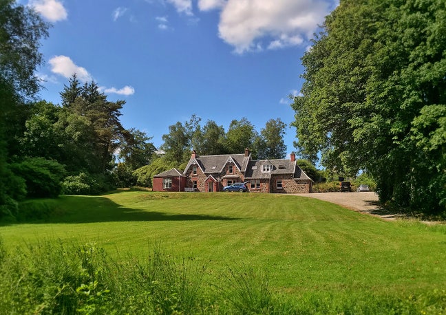 Wood Lodge With Mountain Views Main Photo