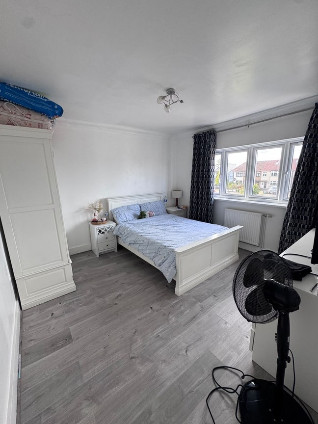 Rooms & Private Studio Available All Bills Inclued Main Photo