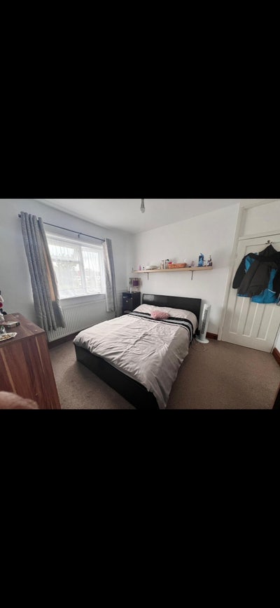 A clean spacious double room for single FEMALE Main Photo
