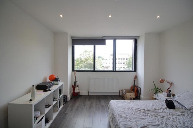 Lovely bright room available in Brixton hill ☀️ Main Photo