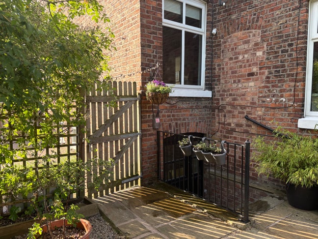 Basement Double with Private Entrance & Bathroom Main Photo