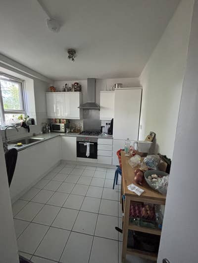 SUBLET: Lovely room in 3-bed flat. Main Photo