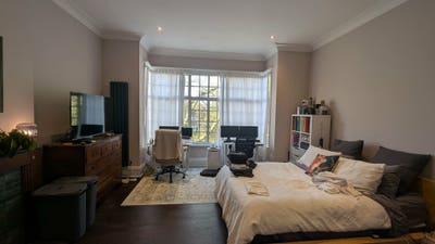Spacious double room in flatshare SW2 Main Photo