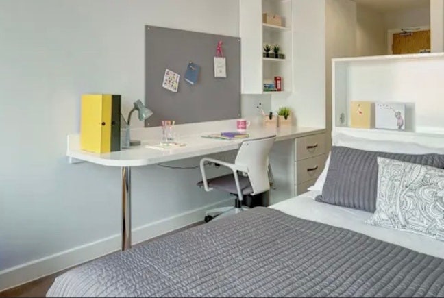 Spacious Corner Room at Glassyard Building!  Main Photo