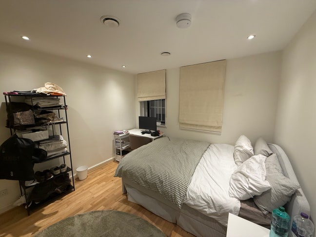 Sunny & Bright Bedroom with En-suite Bathroom Main Photo