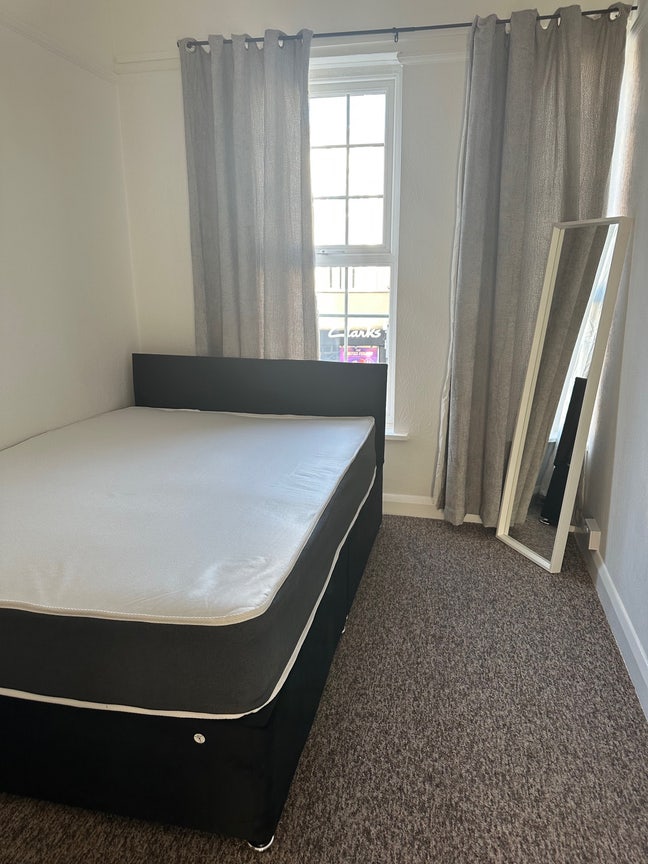 Double room available -Worcester Park High Street  Main Photo