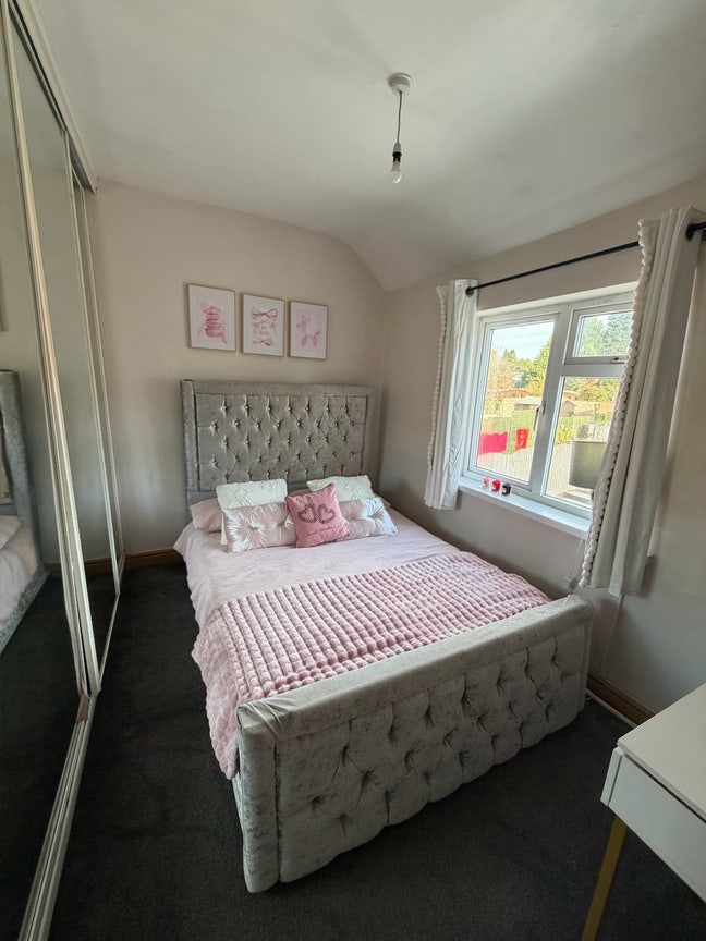 West Bromwich Double Bedroom for female Main Photo