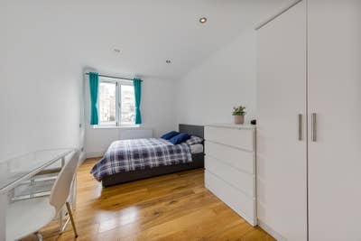 LARGE Room in Basywater Main Photo