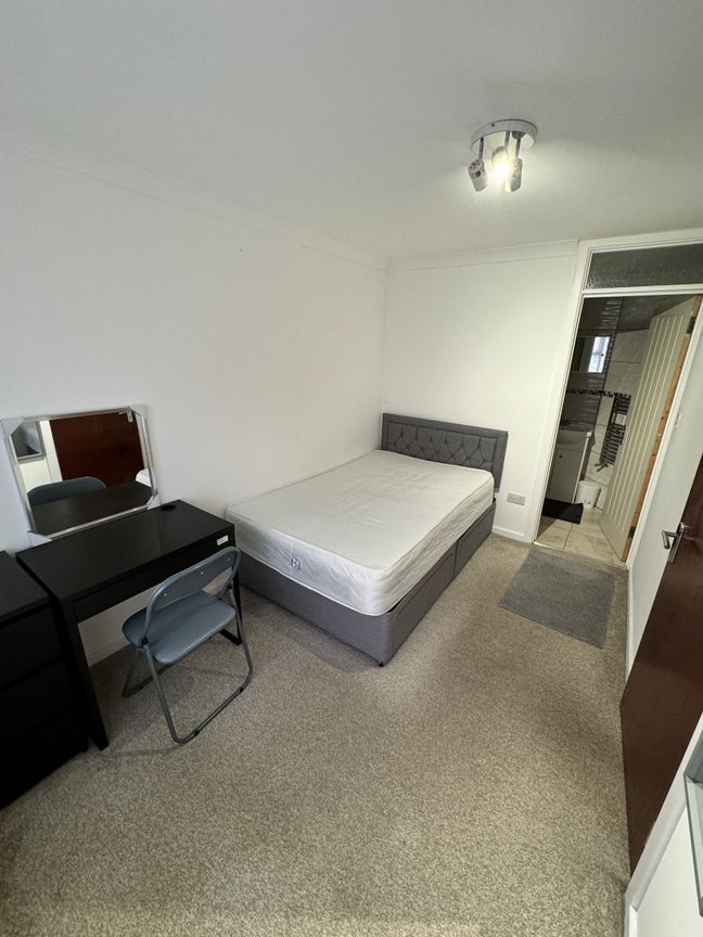 Cosy double bed with en-suite in a quiet, modern h Main Photo